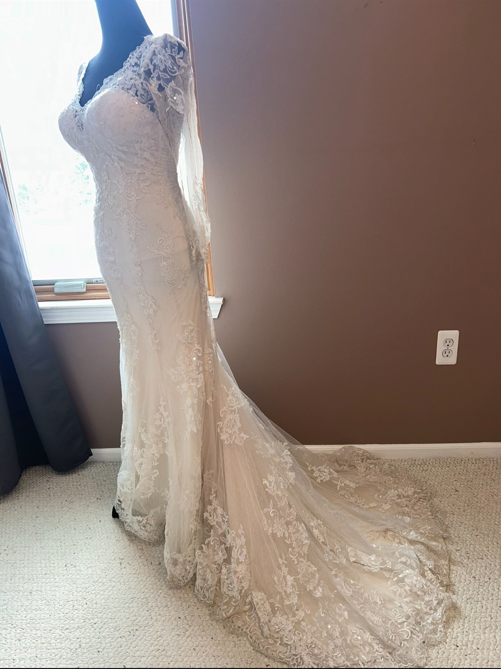 Elegant Lace Long-Sleeve Wedding Dress in Ivory